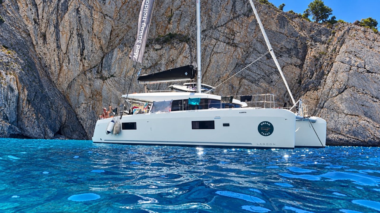 Catamaran au mouillage / Catamaran at anchor