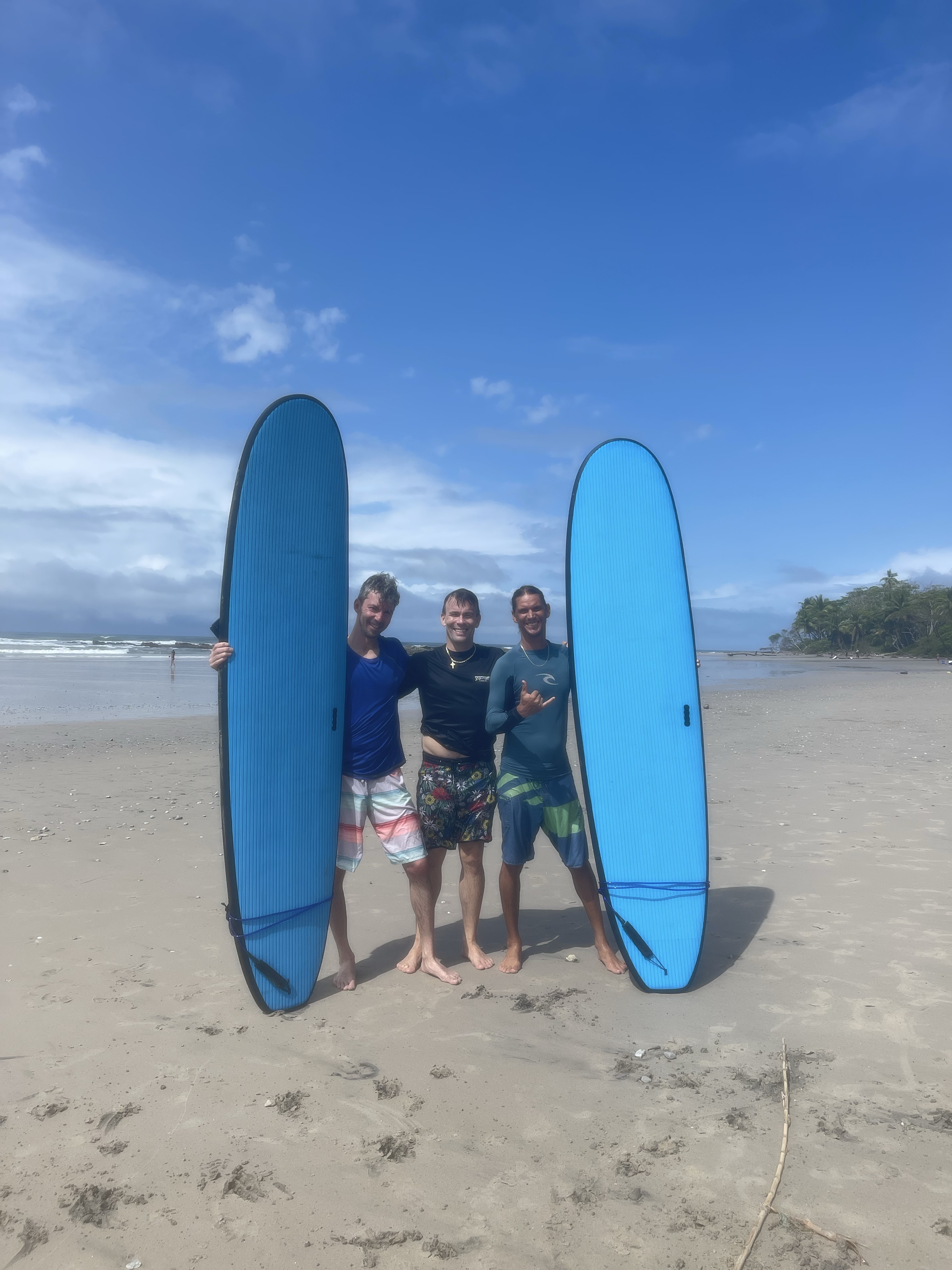 Surfers with blue surfboards on a Costa Rica beach / Surfeurs avec leurs planches sur une plage du Costa Rica